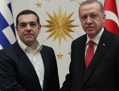 Φωτογραφία με «νόημα»: Η χειραψία του Α.Τσίπρα με τον Ρ.Τ.Ερντογάν υπο το «βλέμμα» του… Κεμάλ